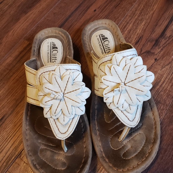 Free with bundle.gorgeous Offwhite Flower flipflops - Picture 7 of 11
